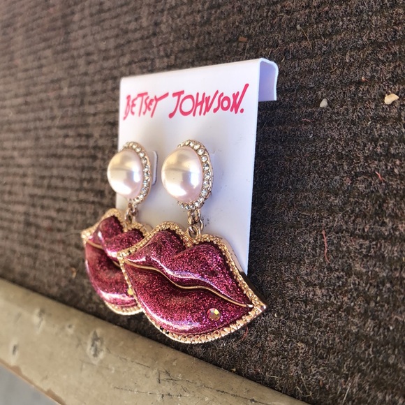 New Betsey Johnson Faux Pearl Rhinestone Lips Earrings  👄 - Picture 10 of 15